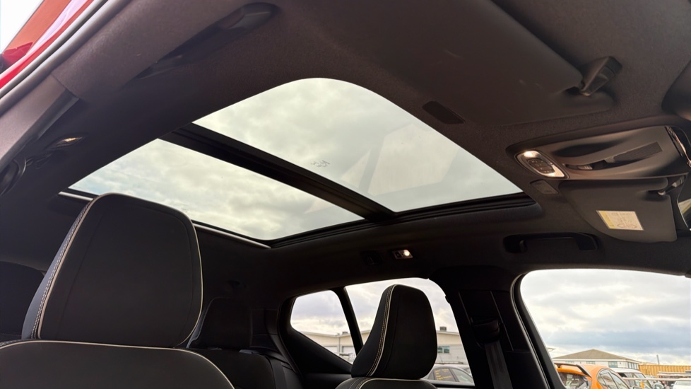 Volvo XC40 2.0 T4 R DESIGN Pro 5dr AWD Geartronic Petrol Estate - Image 32