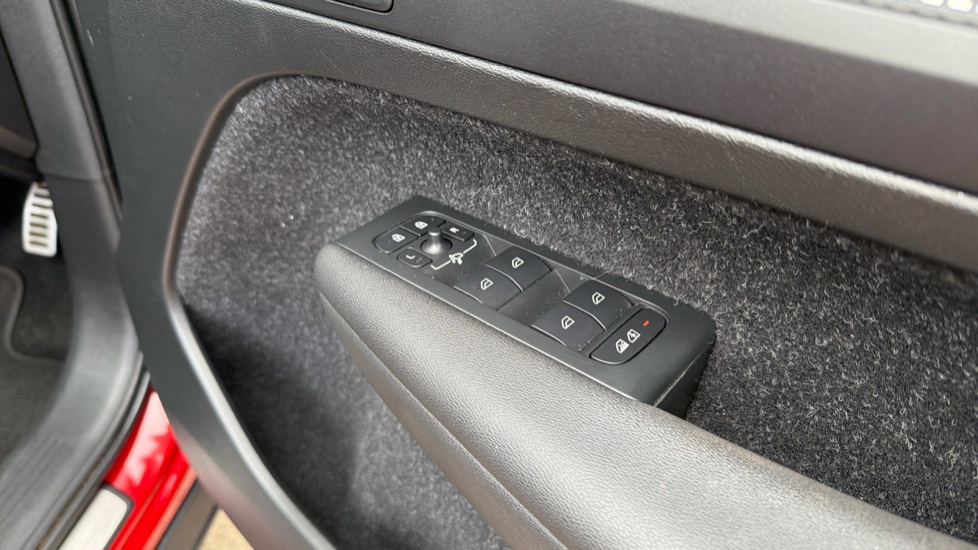 Volvo XC40 2.0 T4 R DESIGN Pro 5dr AWD Geartronic Petrol Estate - Image 34