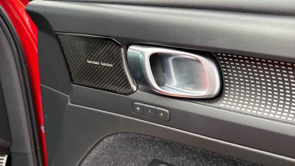 Volvo XC40 2.0 T4 R DESIGN Pro 5dr AWD Geartronic Petrol Estate - Image 35