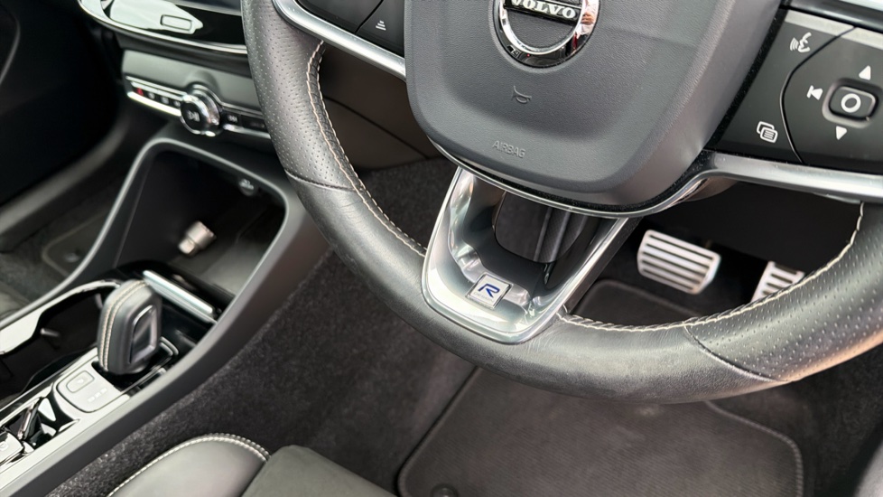 Volvo XC40 2.0 T4 R DESIGN Pro 5dr AWD Geartronic Petrol Estate - Image 36