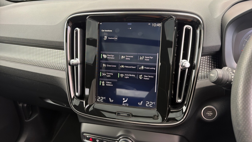 Volvo XC40 2.0 T4 R DESIGN Pro 5dr AWD Geartronic Petrol Estate - Image 43