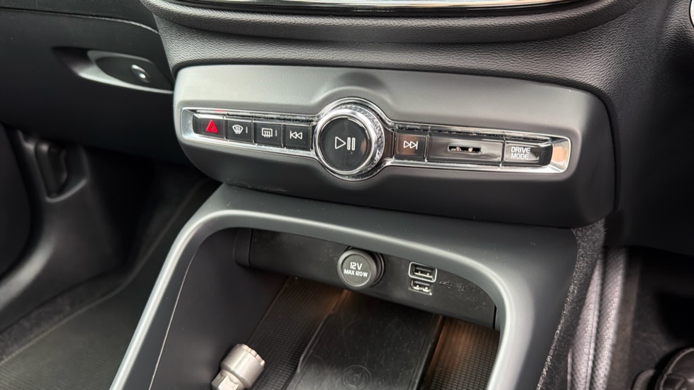 Volvo XC40 2.0 T4 R DESIGN Pro 5dr AWD Geartronic Petrol Estate - Image 46