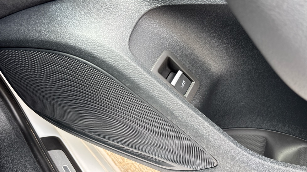 Audi A4 35 TFSI S Line 4dr S Tronic Petrol Saloon - Image 40