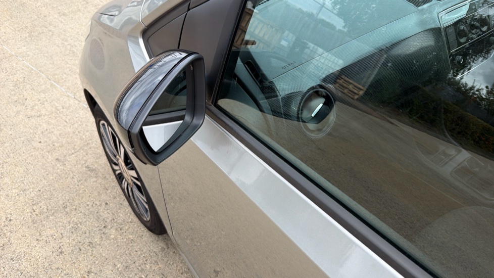 Volkswagen Up 1.0 Move Up 5dr Petrol Hatchback - Image 28
