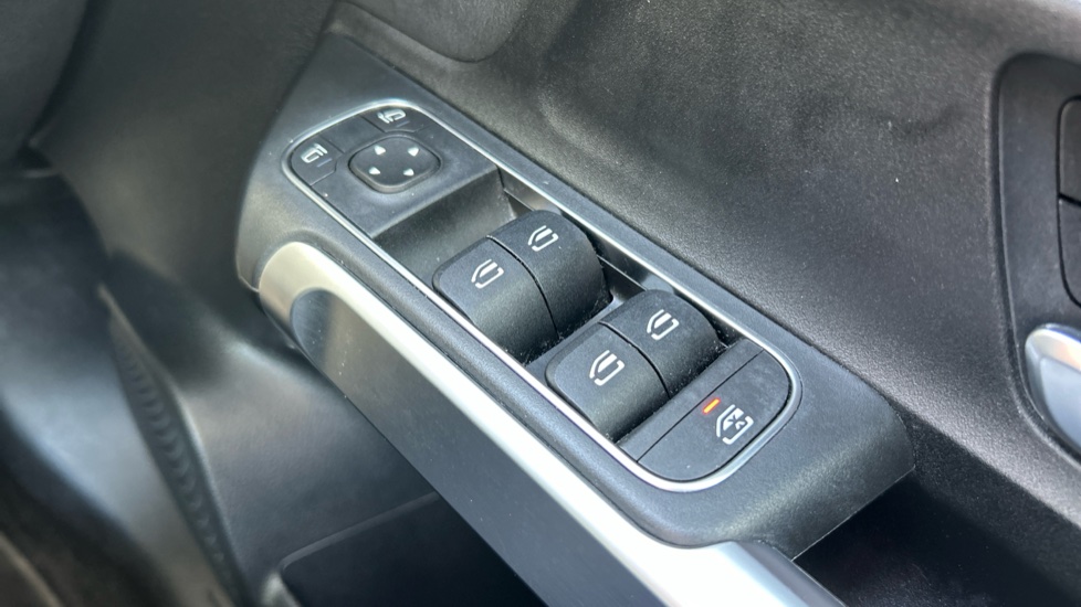Mercedes-Benz GLB 200 AMG Line 5dr 7G-Tronic Petrol Estate - Image 44