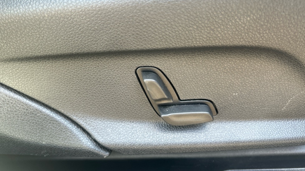 Mercedes-Benz GLC 300 4Matic AMG Line 5dr 9G-Tronic Petrol Estate - Image 30