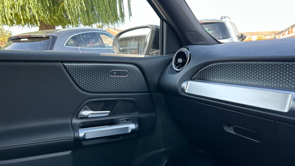 Mercedes-Benz GLB 200 Sport Executive 5dr 7G-Tronic Petrol Estate - Image 38
