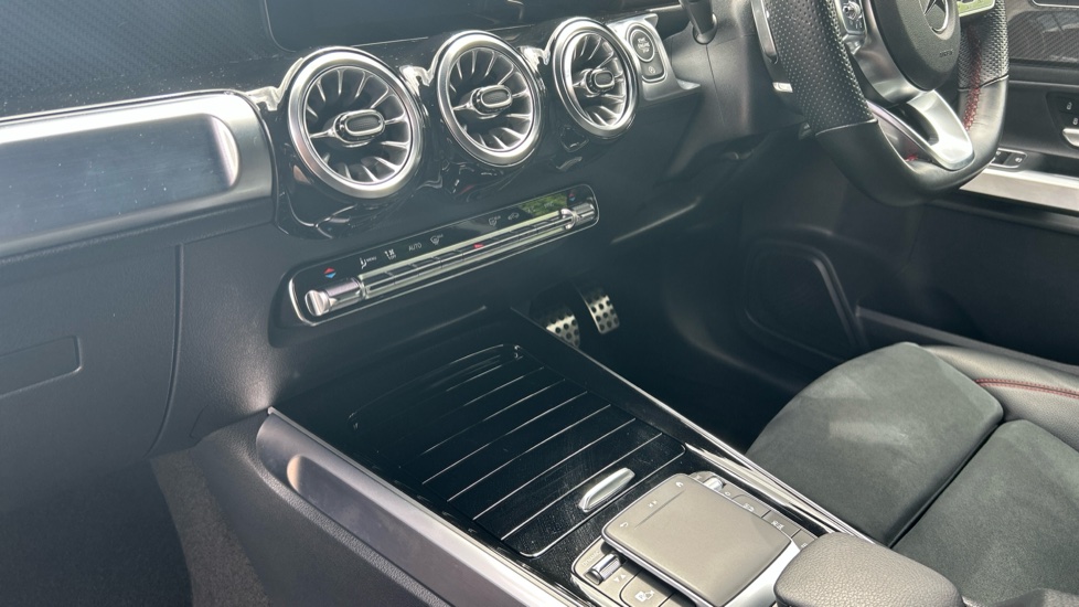 Mercedes-Benz GLB 200 AMG Line Premium 5dr 7G-Tronic Petrol Estate - Image 13