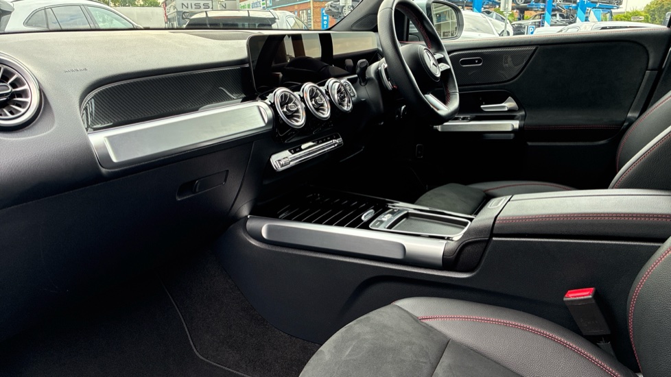 Mercedes-Benz GLB 200 AMG Line Premium 5dr 7G-Tronic Petrol Estate - Image 31