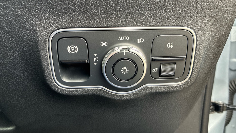 Mercedes-Benz GLB 200 AMG Line Premium 5dr 7G-Tronic Petrol Estate - Image 33