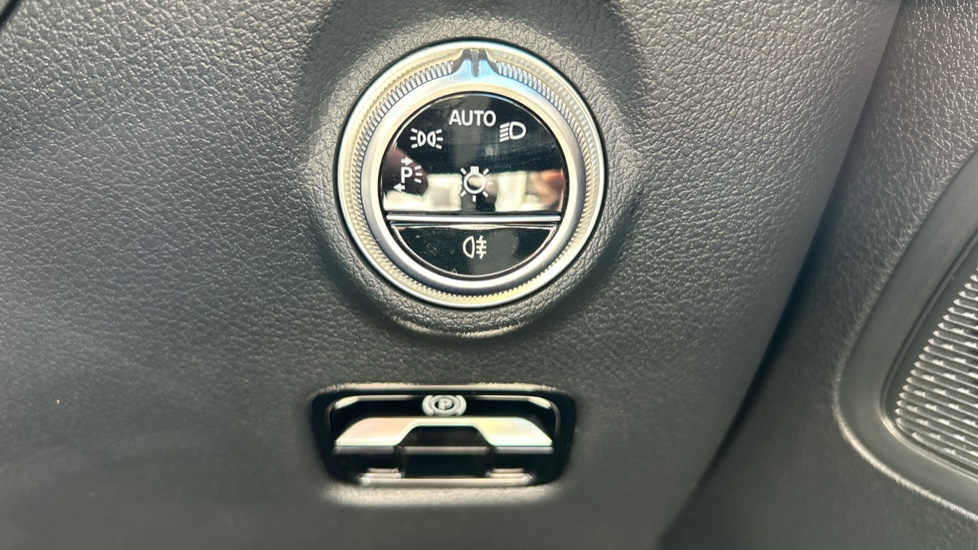 Mercedes-Benz C-Class C200 AMG Line 4dr 9G-Tronic Petrol Saloon - Image 24
