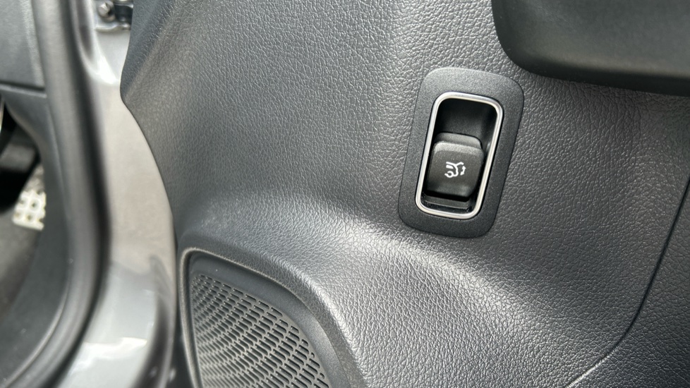 Mercedes-Benz GLA 220d 4Matic AMG Line Executive 5dr Auto Diesel Hatchback - Image 32
