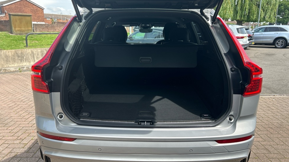 Volvo XC60 2.0 B4D Plus Dark 5dr AWD Geartronic Diesel Estate - Image 4