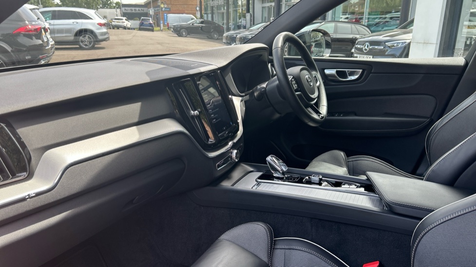 Volvo XC60 2.0 B4D Plus Dark 5dr AWD Geartronic Diesel Estate - Image 9