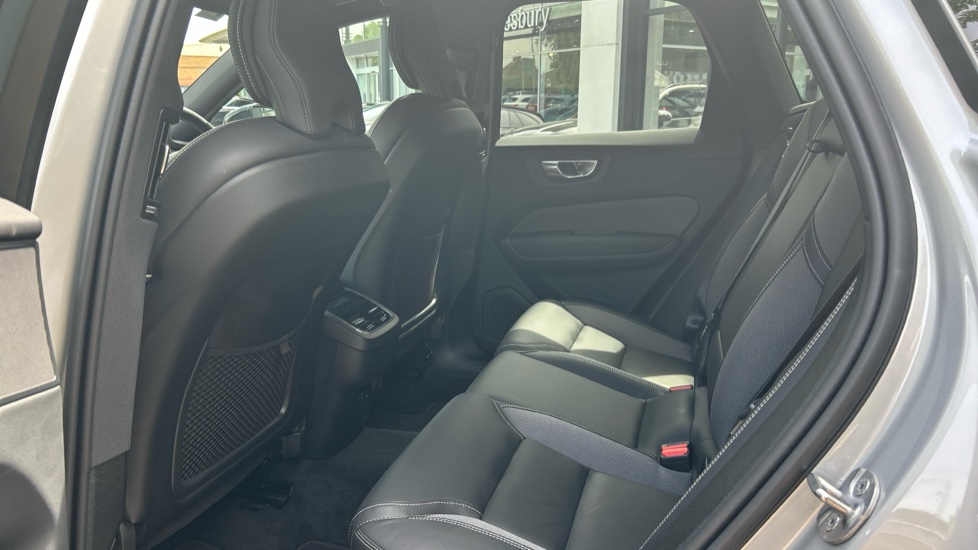Volvo XC60 2.0 B4D Plus Dark 5dr AWD Geartronic Diesel Estate - Image 16