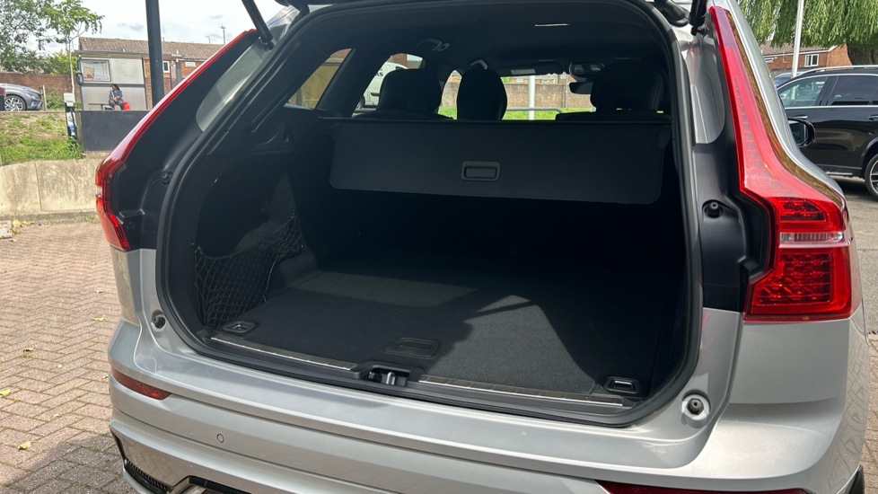 Volvo XC60 2.0 B4D Plus Dark 5dr AWD Geartronic Diesel Estate - Image 27