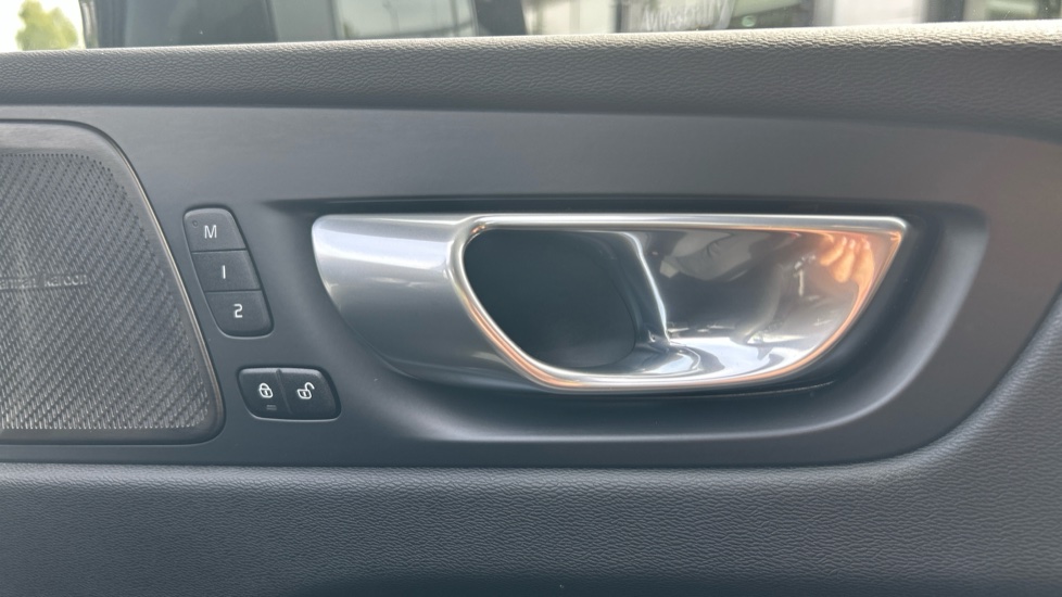 Volvo XC60 2.0 B4D Plus Dark 5dr AWD Geartronic Diesel Estate - Image 33