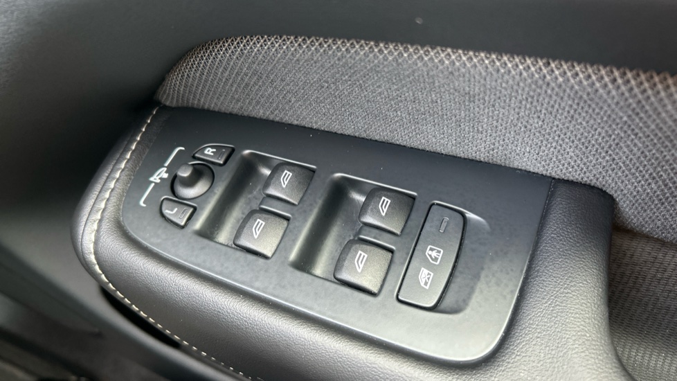Volvo XC60 2.0 B4D Plus Dark 5dr AWD Geartronic Diesel Estate - Image 34