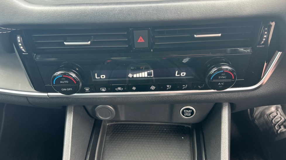 Nissan Qashqai 1.3 DiG-T MH 158 Acenta Premium 5dr Xtronic Petrol Hatchback - Image 22