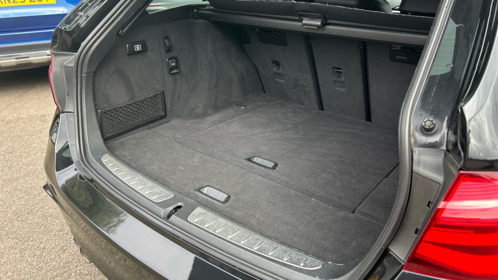 BMW 3 Series 320i M Sport Shadow Edition 5dr Step Auto Petrol Estate - Image 32