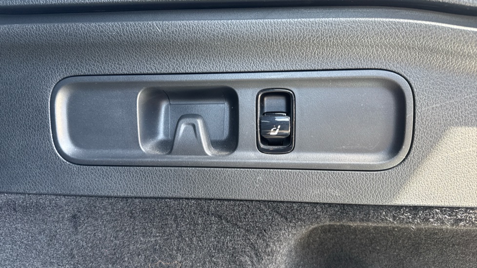 Mercedes-Benz GLC 300 4Matic AMG Line Premium Plus 5dr 9G-Tronic Petrol Estate - Image 23