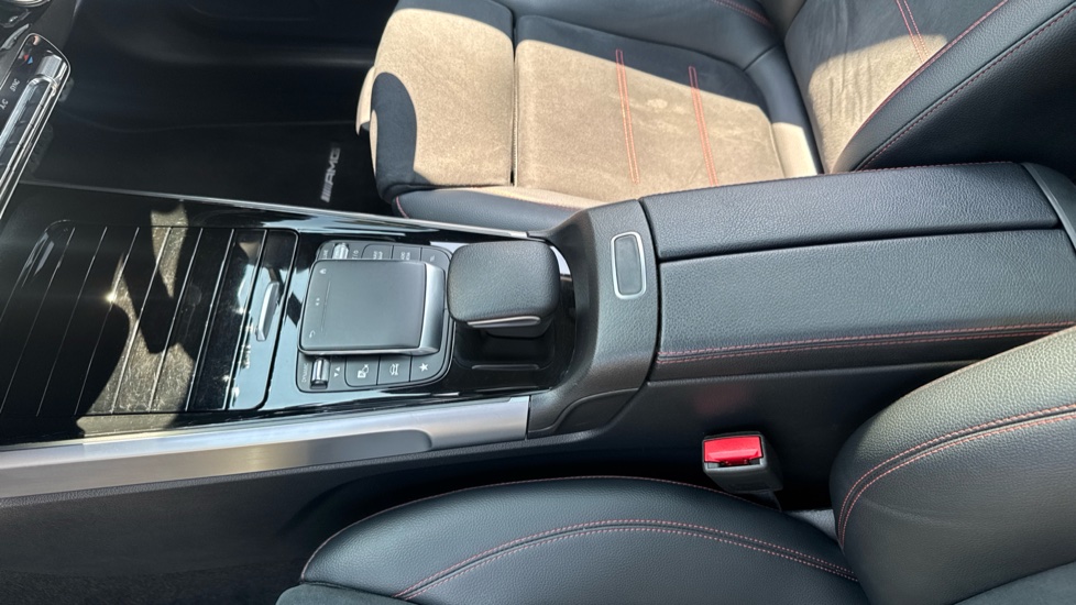 Mercedes-Benz GLB 200 AMG Line Premium Plus 5dr 7G-Tronic Petrol Estate - Image 13