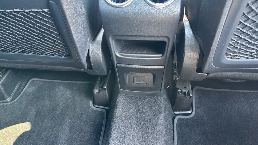 Mercedes-Benz GLB 200 AMG Line Premium Plus 5dr 7G-Tronic Petrol Estate - Image 29