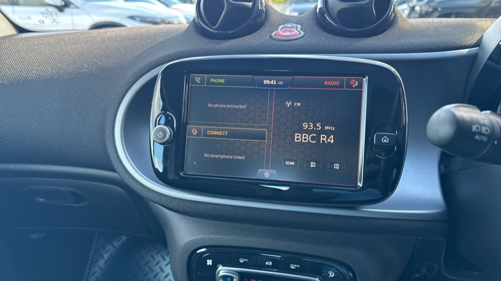 smart EQ fortwo coupe 60kW EQ Premium 17kWh 2dr Auto [22kWCh] Electric Coupe - Image 12