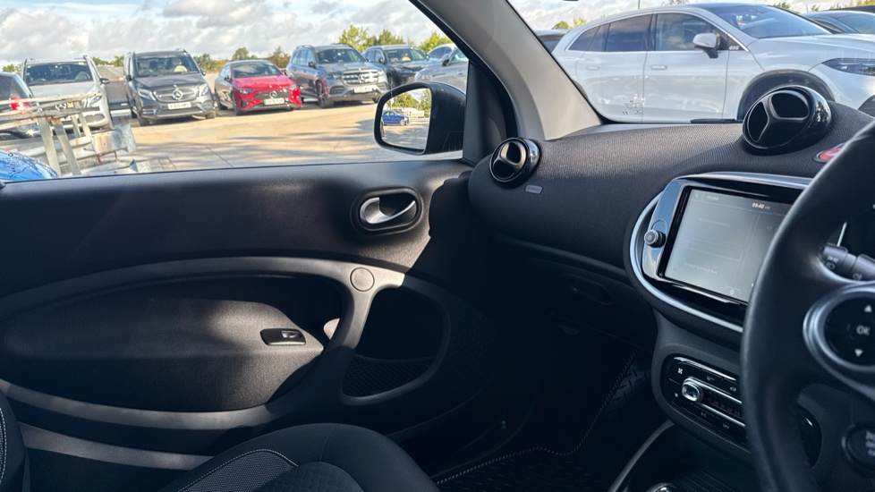 smart EQ fortwo coupe 60kW EQ Premium 17kWh 2dr Auto [22kWCh] Electric Coupe - Image 14