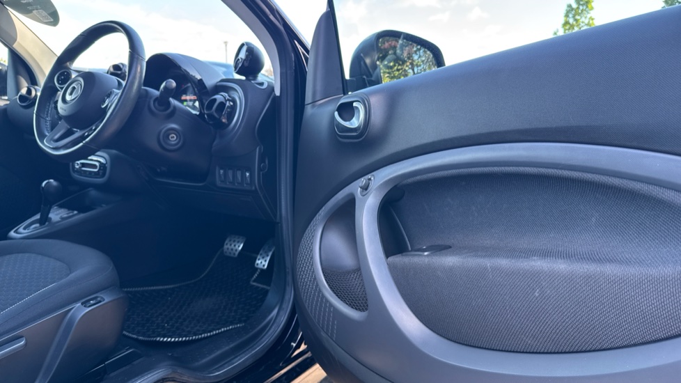smart EQ fortwo coupe 60kW EQ Premium 17kWh 2dr Auto [22kWCh] Electric Coupe - Image 21