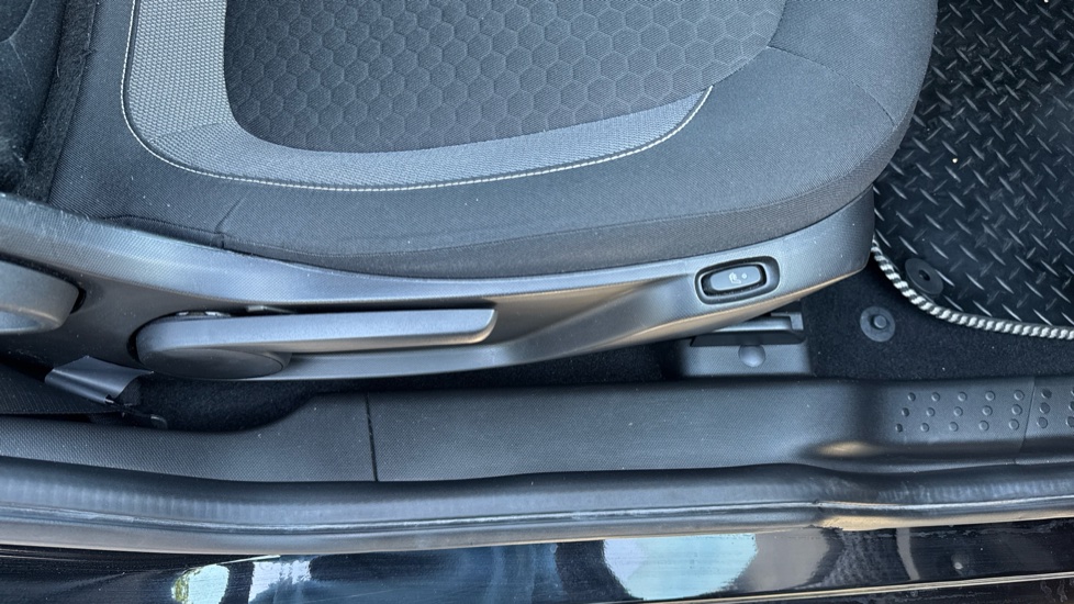 smart EQ fortwo coupe 60kW EQ Premium 17kWh 2dr Auto [22kWCh] Electric Coupe - Image 22