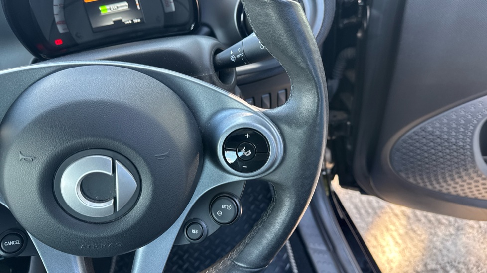 smart EQ fortwo coupe 60kW EQ Premium 17kWh 2dr Auto [22kWCh] Electric Coupe - Image 24