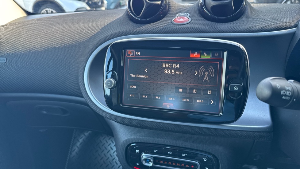 smart EQ fortwo coupe 60kW EQ Premium 17kWh 2dr Auto [22kWCh] Electric Coupe - Image 36