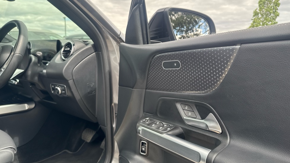 Mercedes-Benz GLB 200 Sport Executive 5dr 7G-Tronic Petrol Estate - Image 26