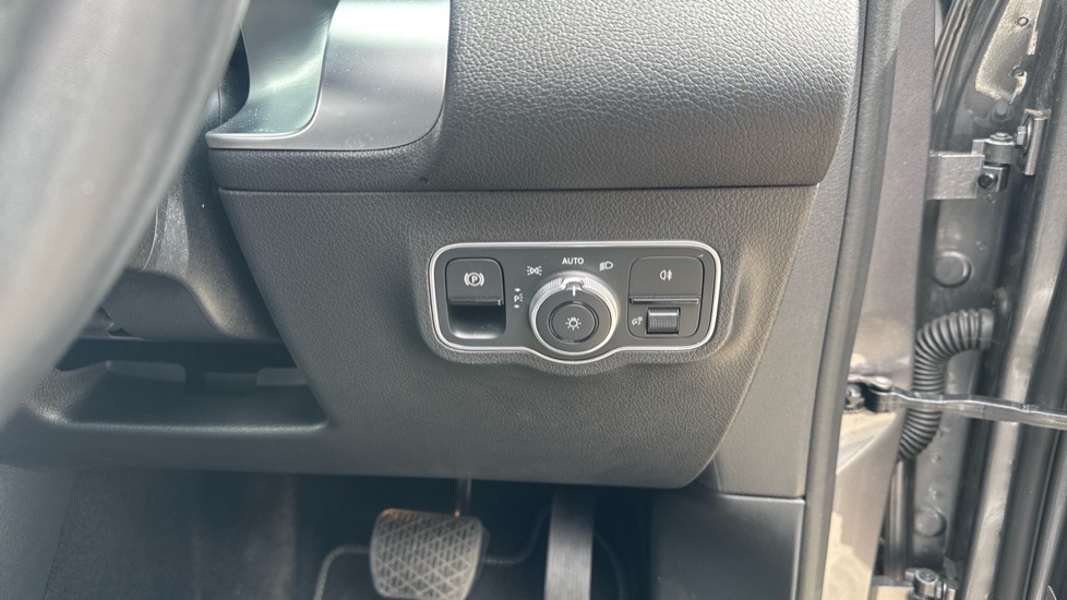 Mercedes-Benz GLB 200 Sport Executive 5dr 7G-Tronic Petrol Estate - Image 27