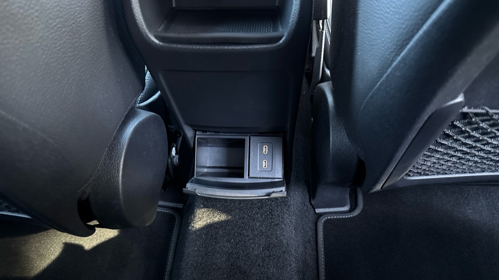 Mercedes-Benz GLB 200 Sport Executive 5dr 7G-Tronic Petrol Estate - Image 32