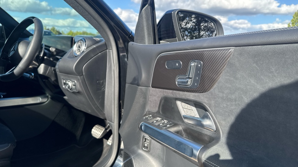 Mercedes-Benz GLB 220d 4Matic AMG Line Premium 5dr 8G-Tronic Diesel Estate - Image 28
