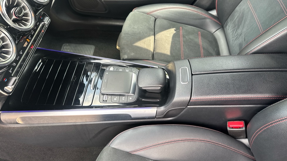 Mercedes-Benz GLB 200 AMG Line Premium 5dr 7G-Tronic Petrol Estate - Image 13