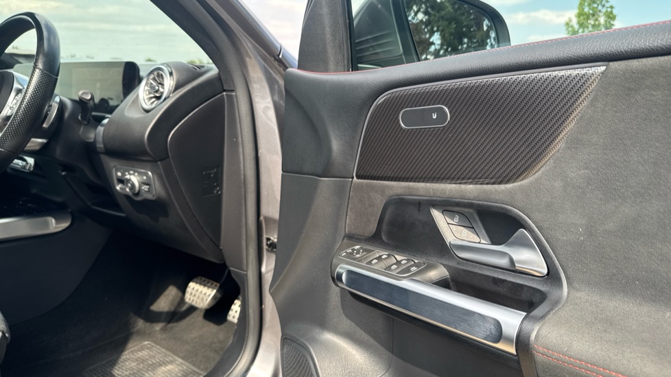 Mercedes-Benz GLB 200 AMG Line Premium 5dr 7G-Tronic Petrol Estate - Image 23