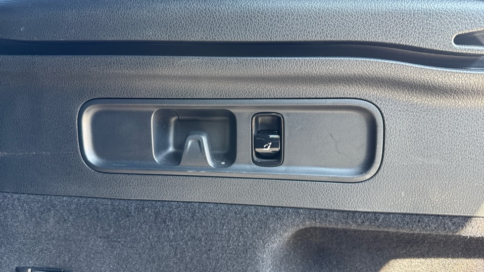 Mercedes-Benz GLC 300 4Matic AMG Line 5dr 9G-Tronic Petrol Estate - Image 23