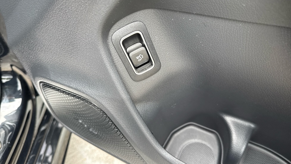 Mercedes-Benz CLA 180 AMG Line Premium 5dr Tip Auto Petrol Estate - Image 32