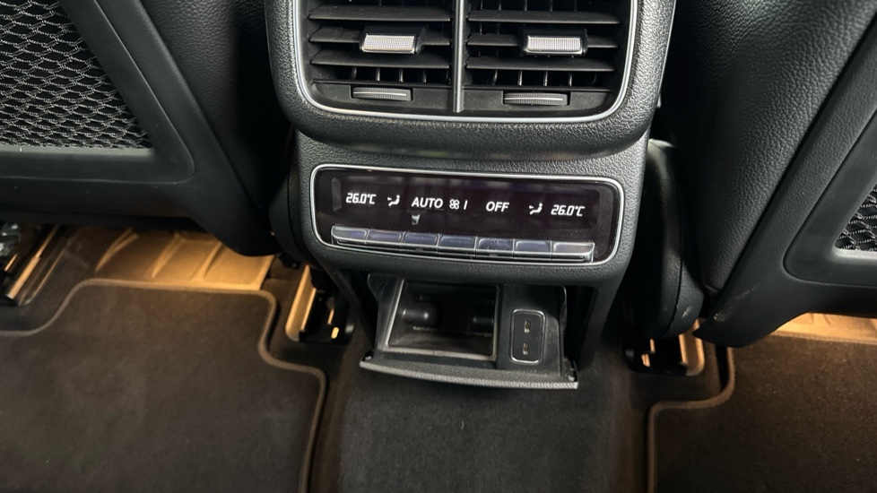 Mercedes-Benz GLE 400d 4Matic AMG Line Prem 5dr 9G-Tronic [7 St] Diesel Estate - Image 32