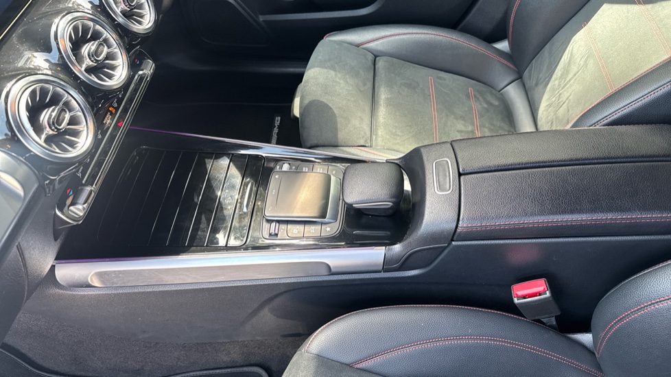 Mercedes-Benz GLB 200 AMG Line Premium 5dr 7G-Tronic Petrol Estate - Image 13