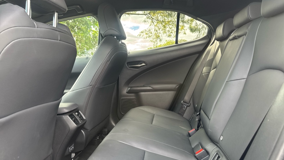 Lexus UX 250h 2.0 F-Sport Design 5dr CVT Hybrid Hatchback - Image 16