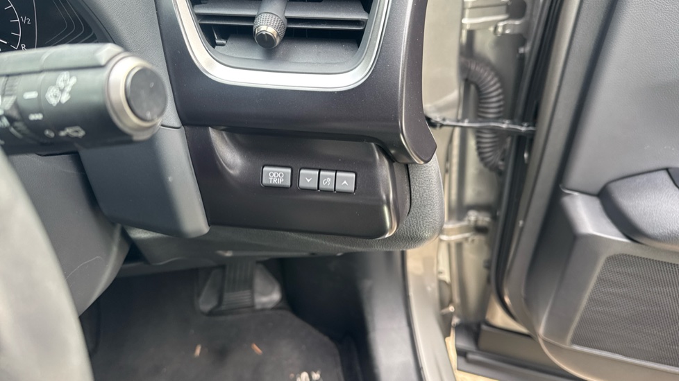 Lexus UX 250h 2.0 F-Sport Design 5dr CVT Hybrid Hatchback - Image 24