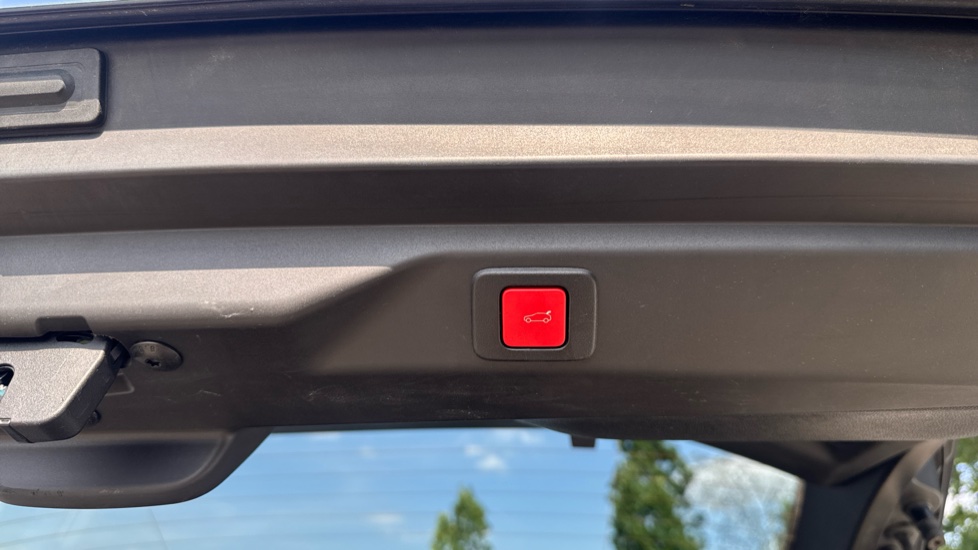 Peugeot 3008 1.2 Hybrid 136 GT 5dr e-DSC6 Petrol Estate - Image 24