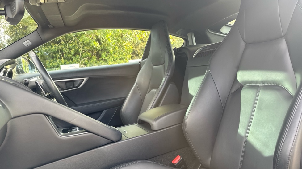 Jaguar F-Type 2.0 P300 First Edition 2dr Auto Petrol Coupe - Image 16
