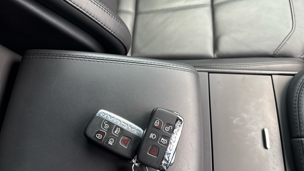 Jaguar F-Type 2.0 P300 First Edition 2dr Auto Petrol Coupe - Image 20