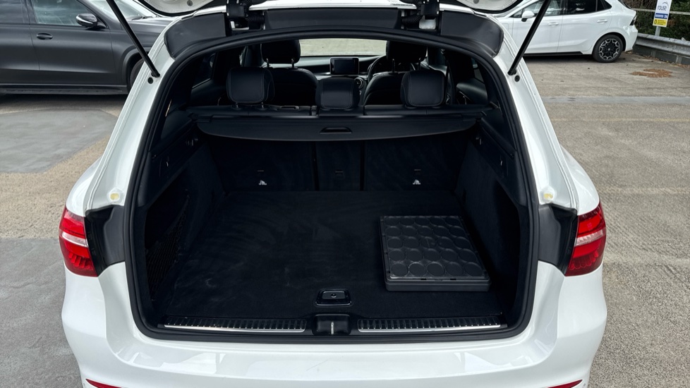 Mercedes-Benz GLC 220d 4Matic AMG Line Premium 5dr 9G-Tronic Diesel Estate - Image 4