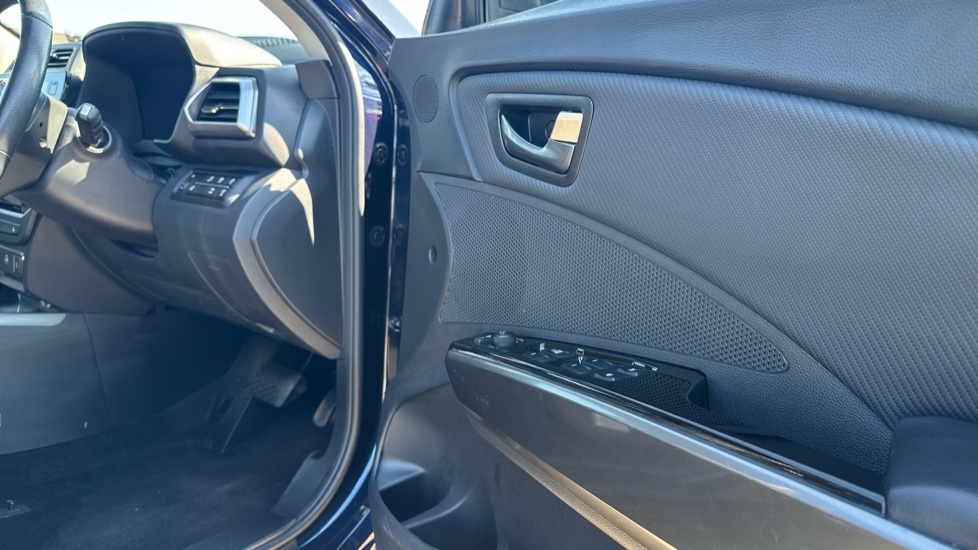 Kgm Tivoli 1.5 K40 5dr Auto Petrol Hatchback - Image 24